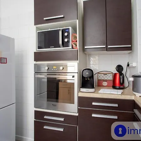 Near Station And Shops Апартаменты